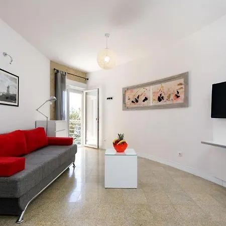 Cozy For 3 Adults Next To The Apartment Split